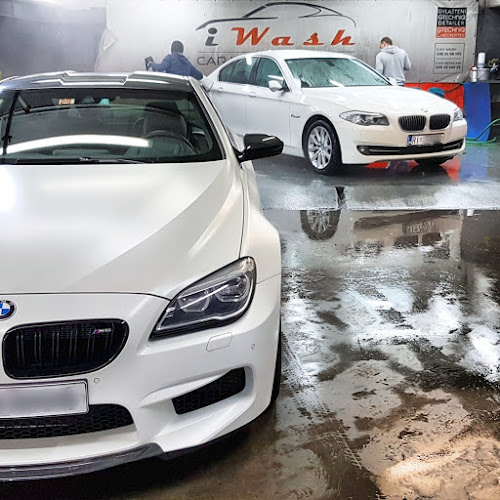 Bijeli automobil u detailing prostoru